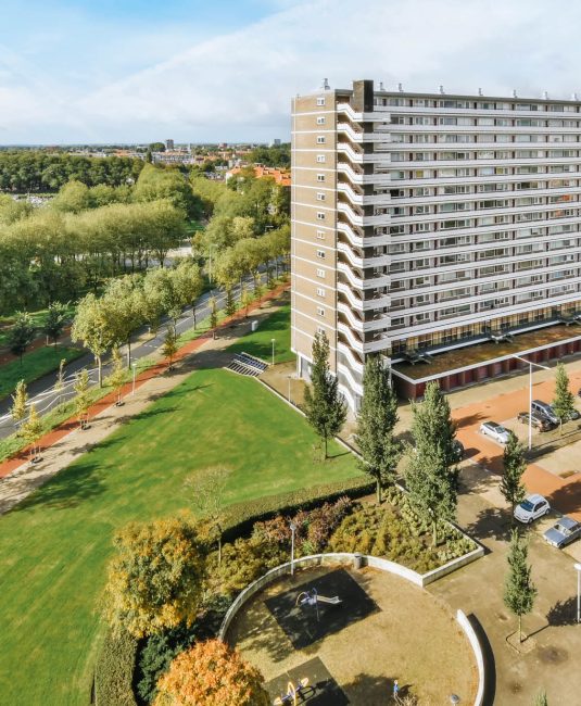 Drone view of residential area with beautiful buildings Fotografía y vídeo con drones